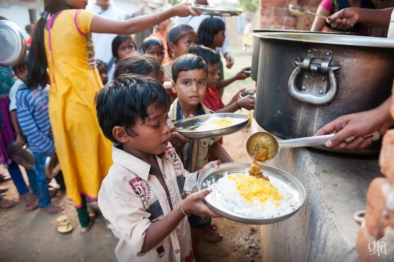 Food distribution to hungry families and children in need